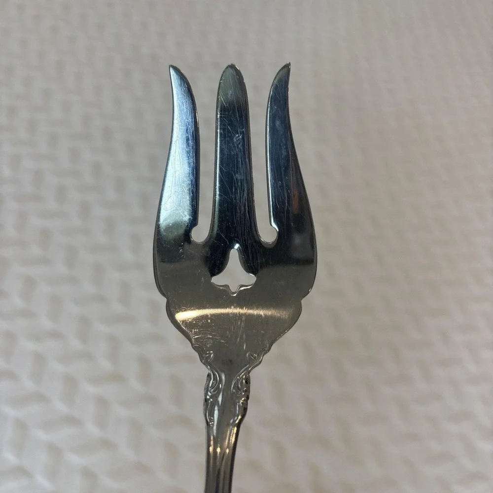 Oneida Stainless Steel Flatware Frederick II Serving Fork With Cut Out Design 9